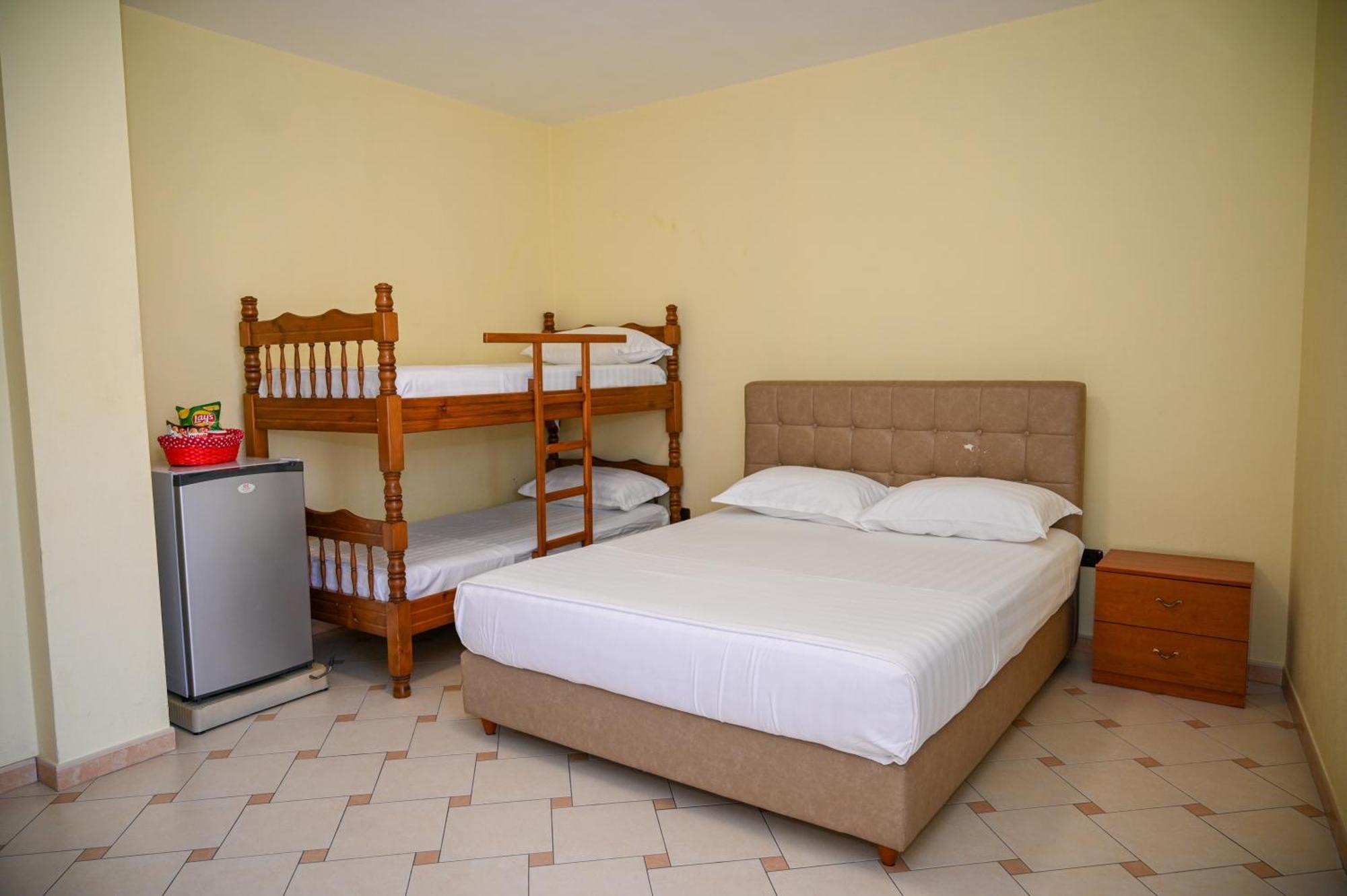 Hotel Vila Emes Durrës Exteriör bild