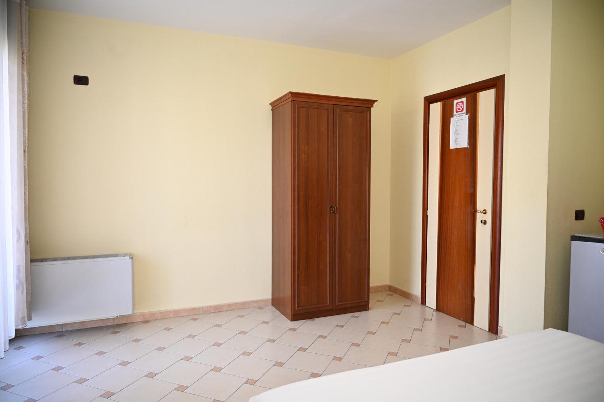 Hotel Vila Emes Durrës Rum bild