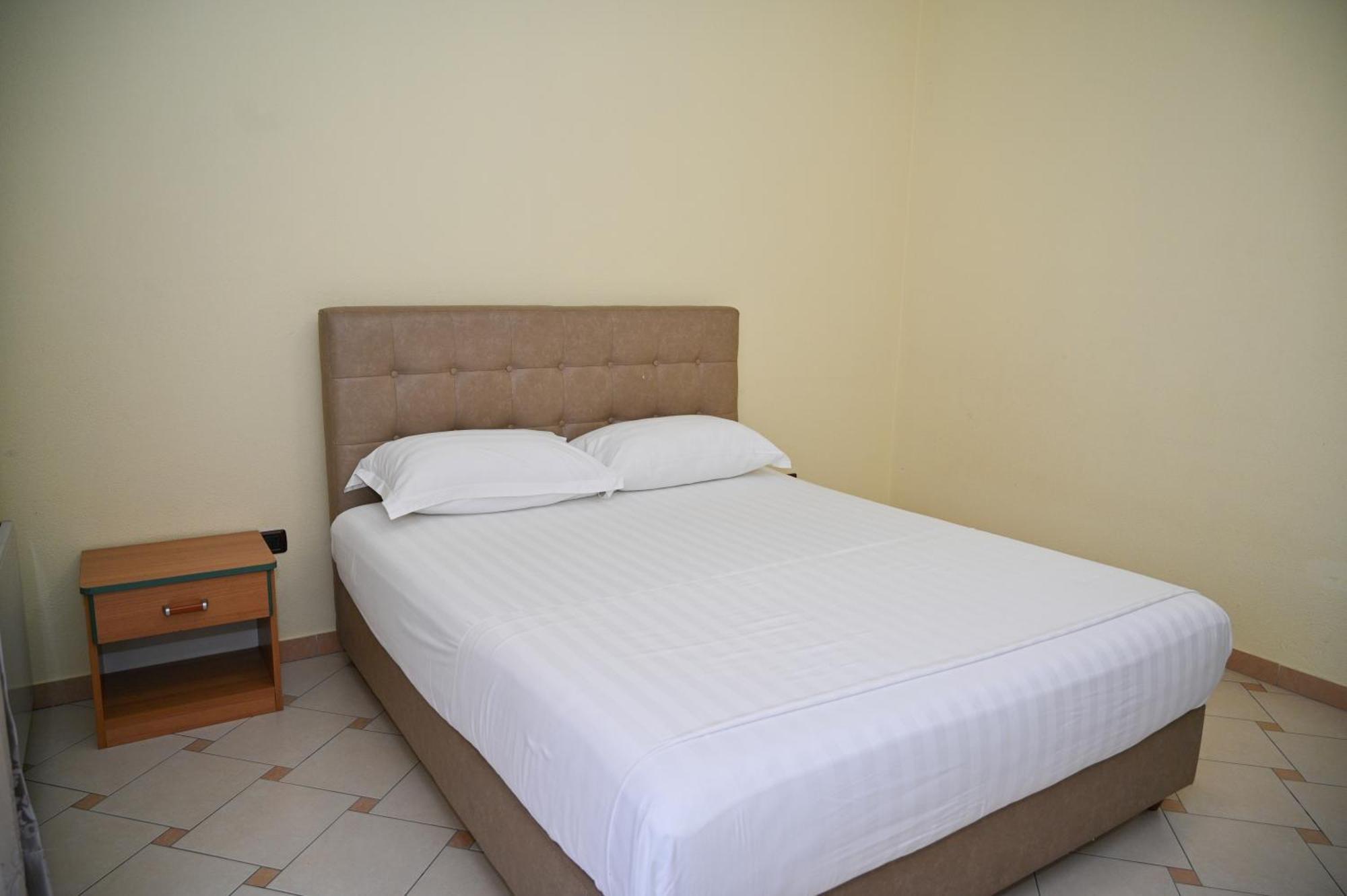 Hotel Vila Emes Durrës Rum bild