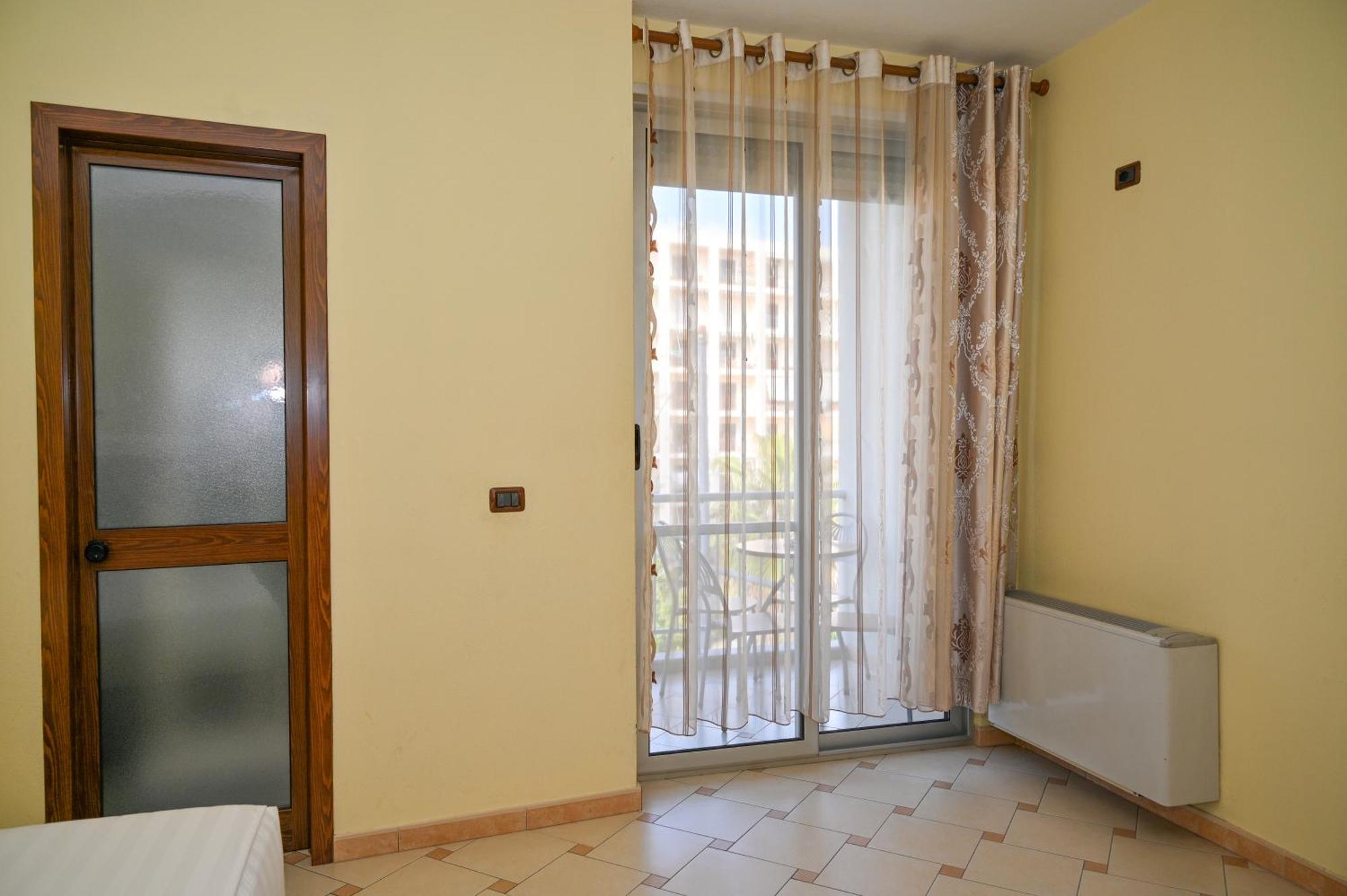 Hotel Vila Emes Durrës Rum bild