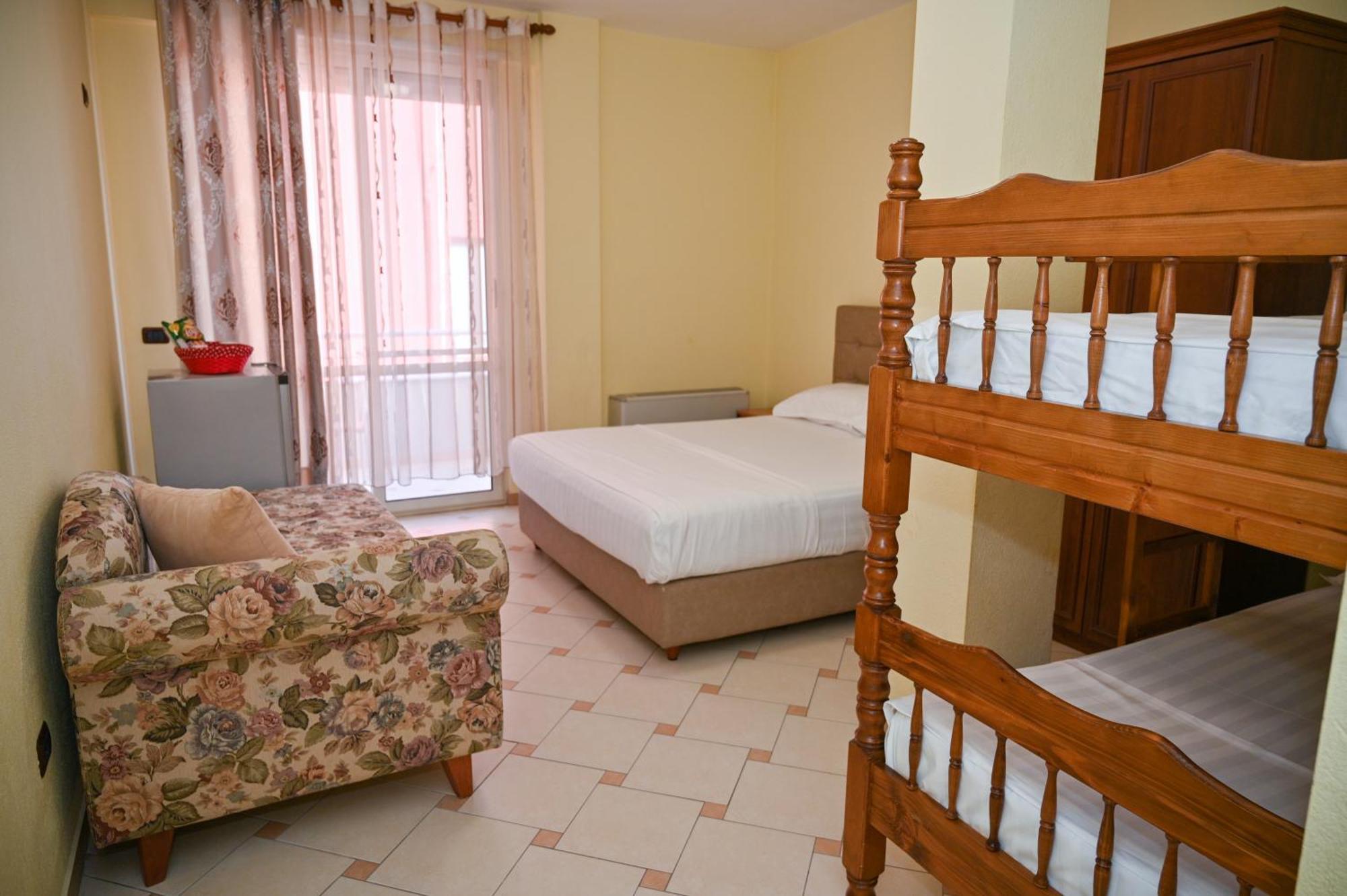Hotel Vila Emes Durrës Exteriör bild