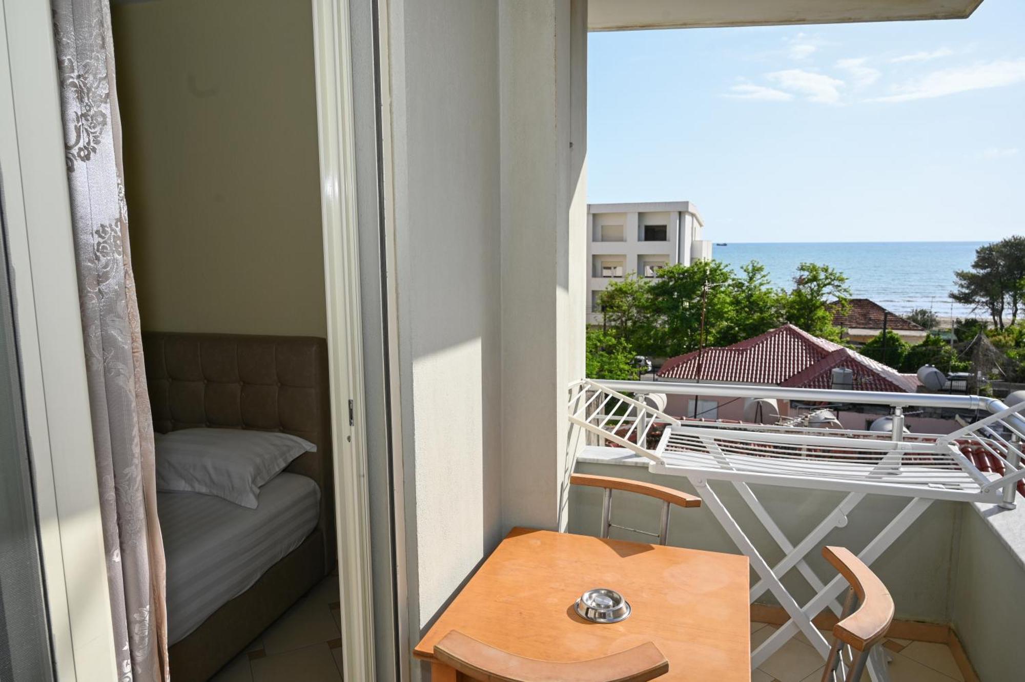 Hotel Vila Emes Durrës Rum bild