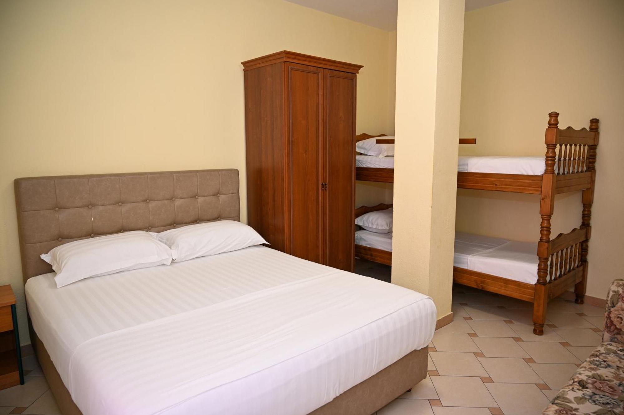 Hotel Vila Emes Durrës Exteriör bild