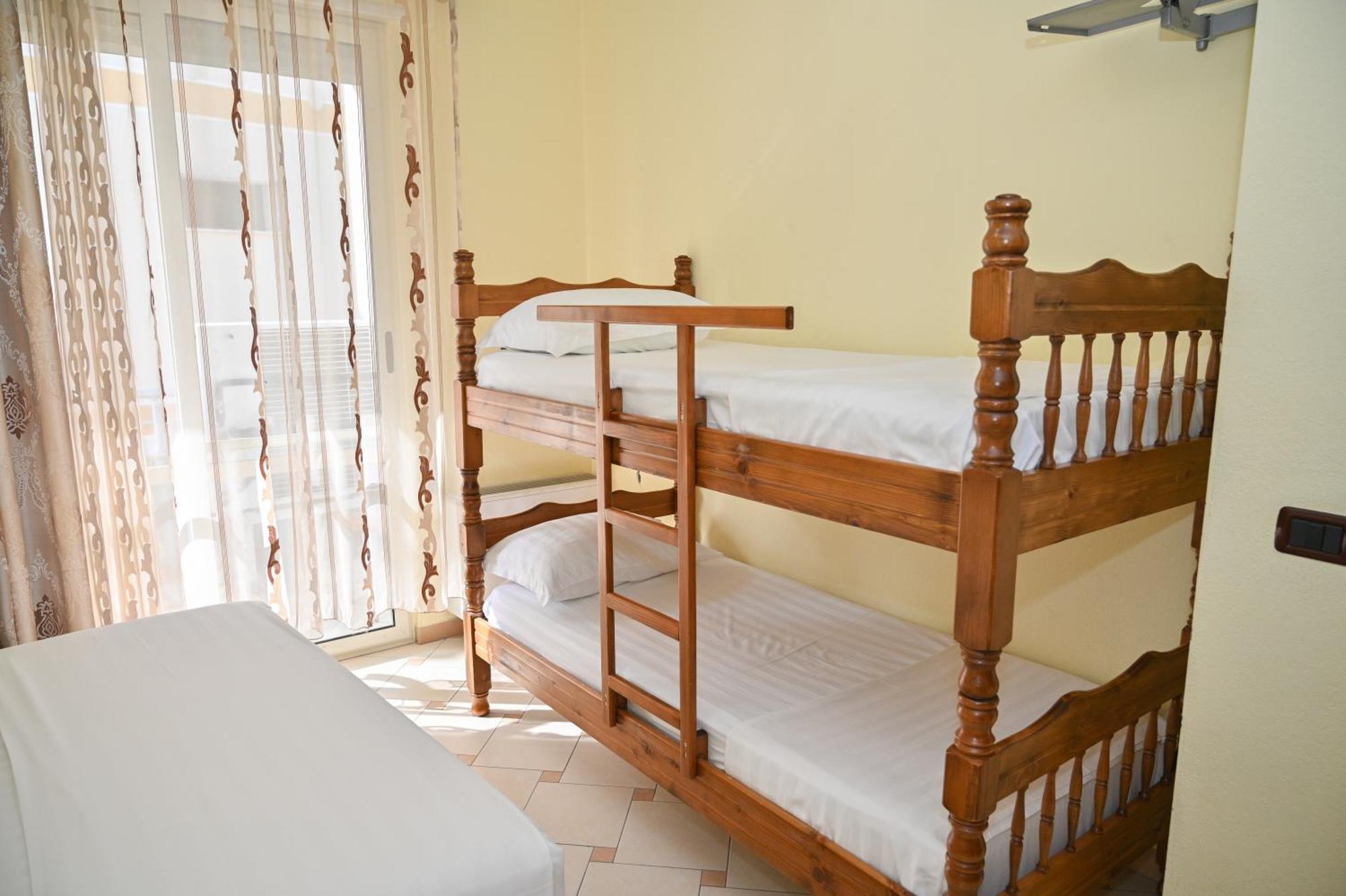 Hotel Vila Emes Durrës Rum bild