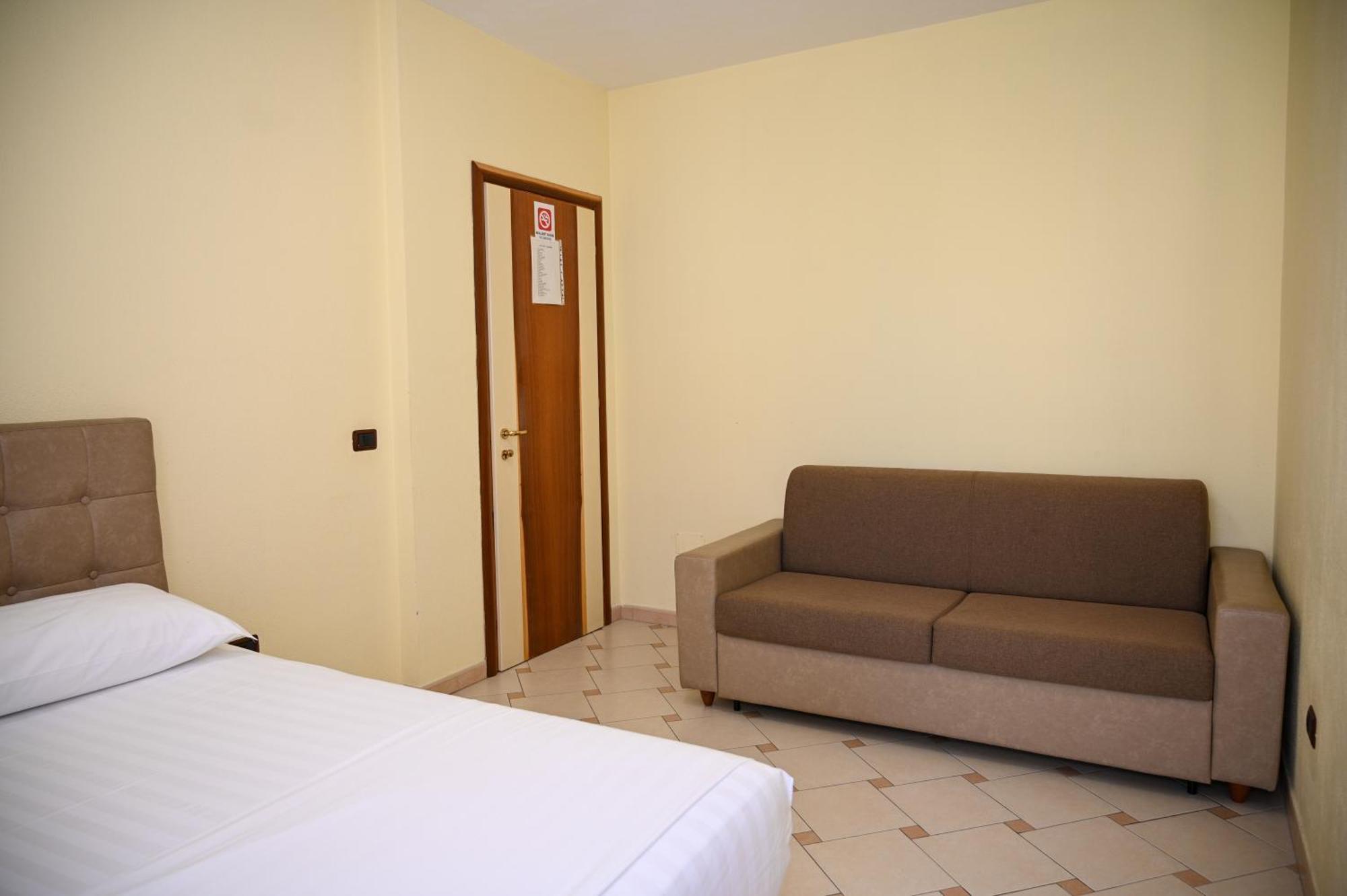 Hotel Vila Emes Durrës Rum bild