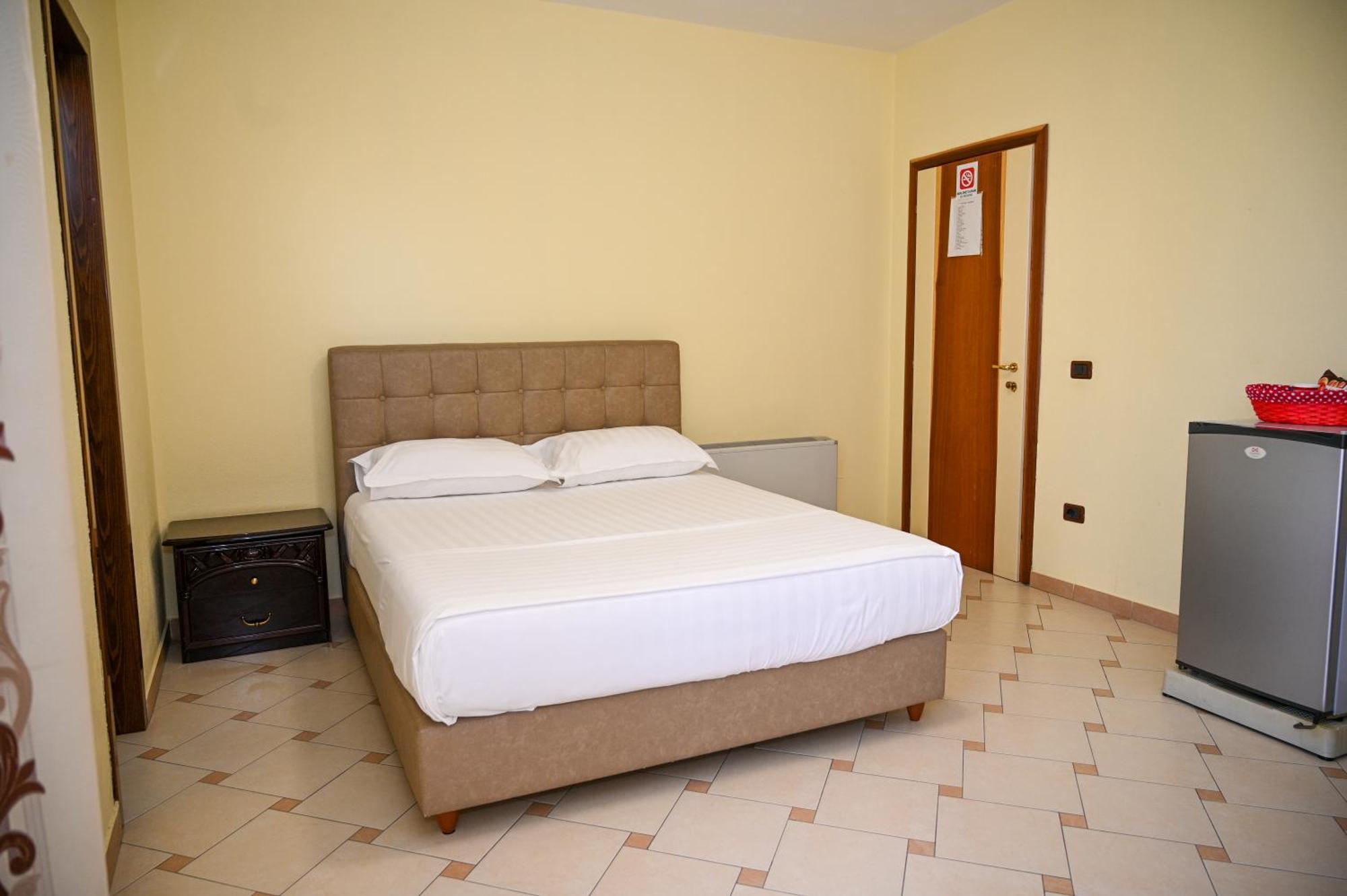 Hotel Vila Emes Durrës Exteriör bild