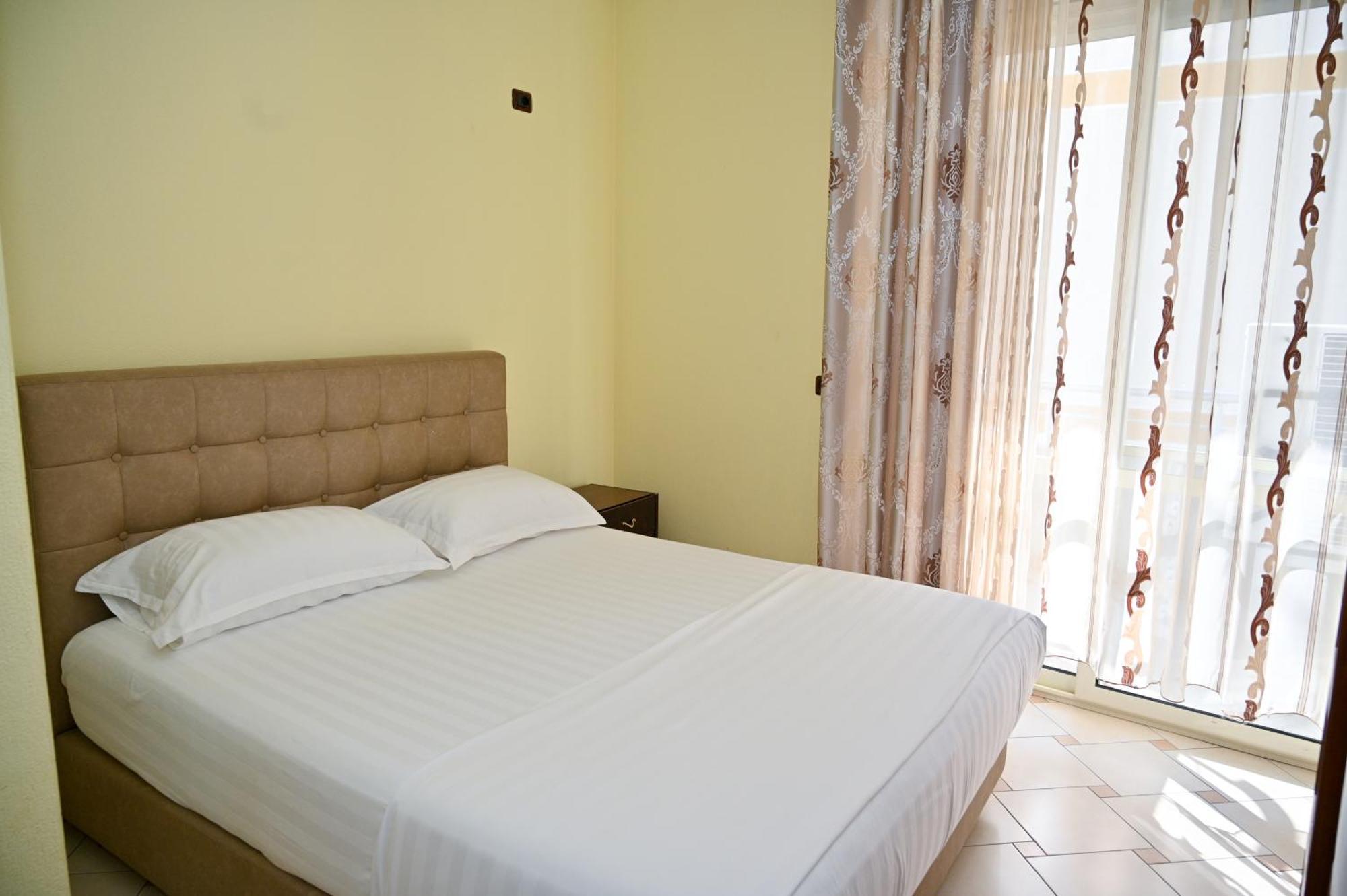 Hotel Vila Emes Durrës Rum bild