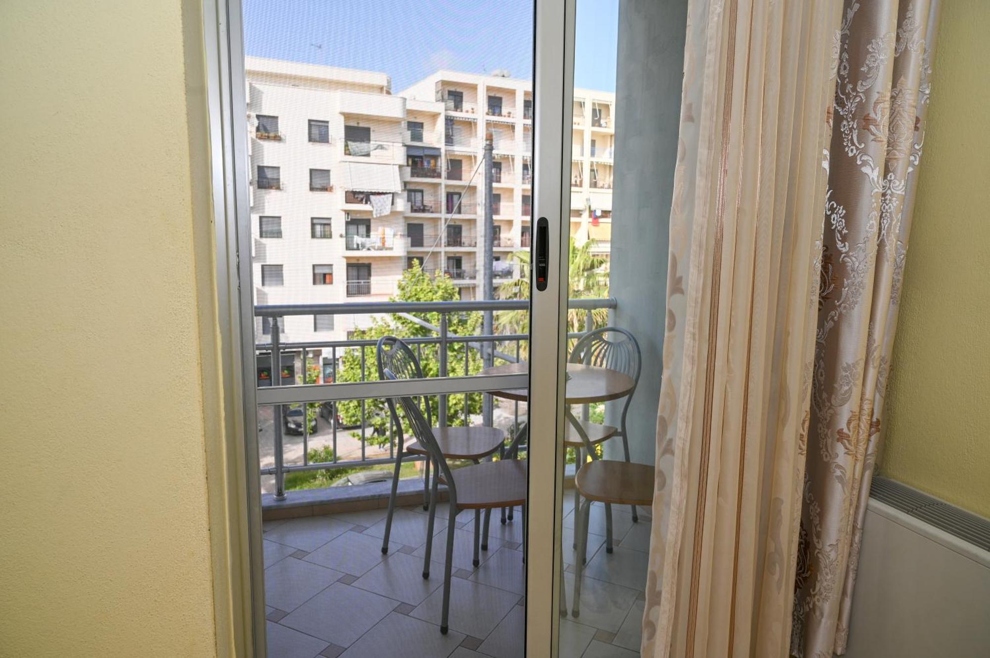 Hotel Vila Emes Durrës Rum bild