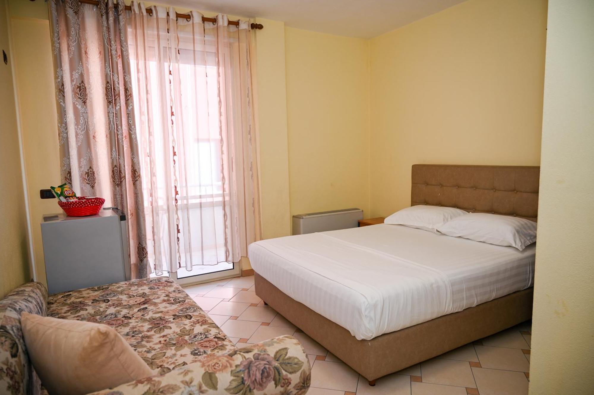 Hotel Vila Emes Durrës Rum bild