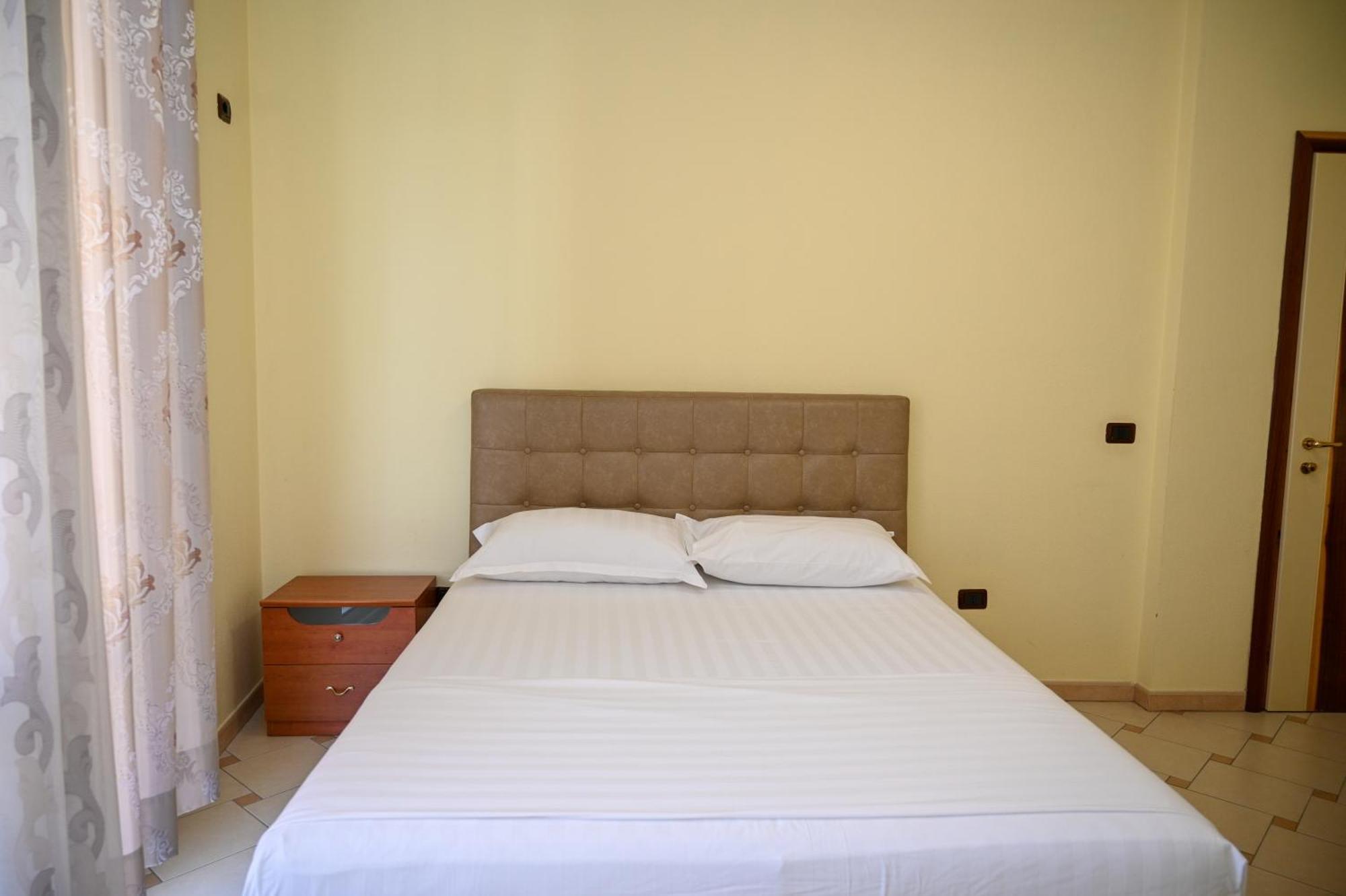 Hotel Vila Emes Durrës Rum bild