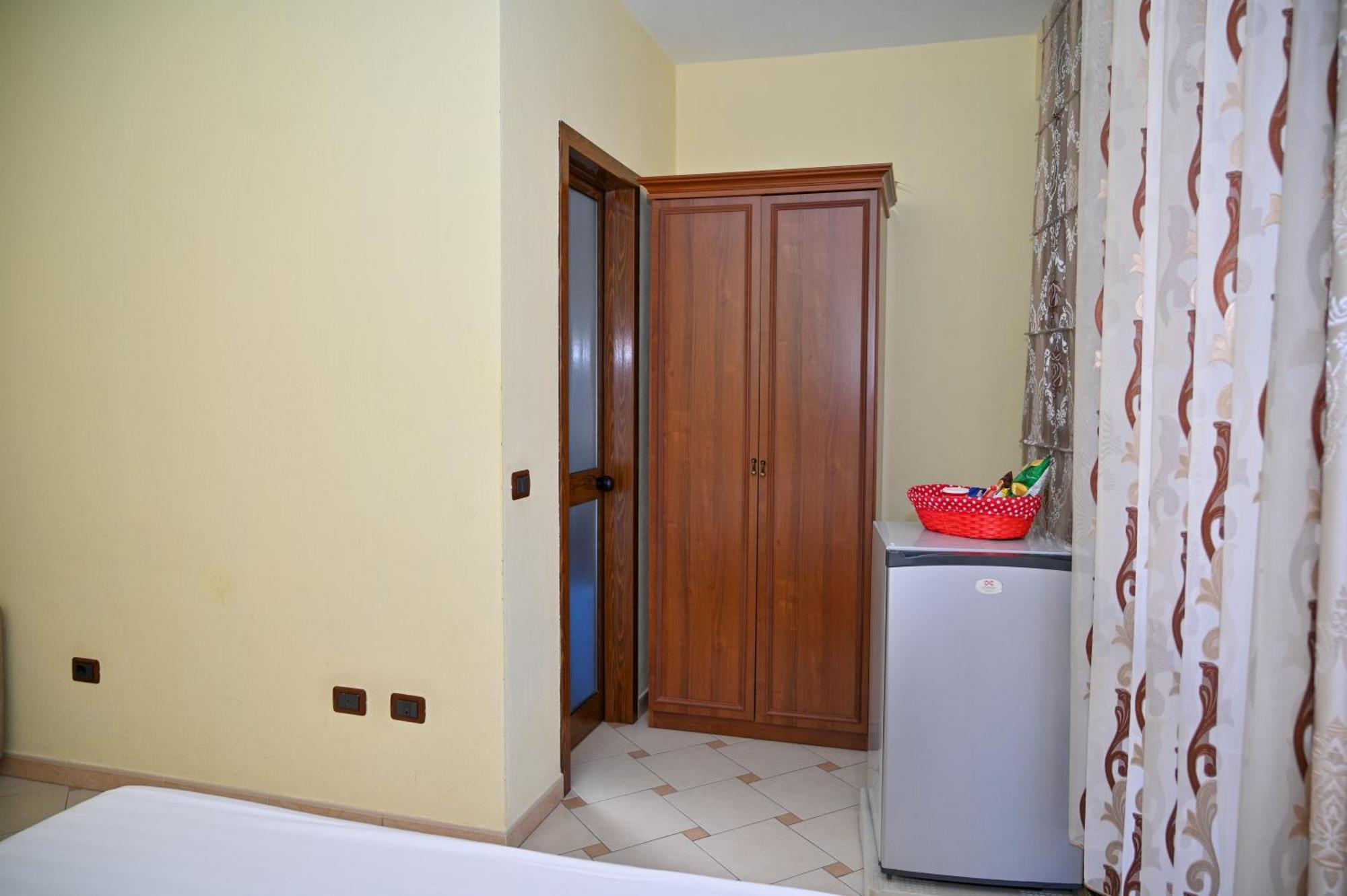 Hotel Vila Emes Durrës Rum bild