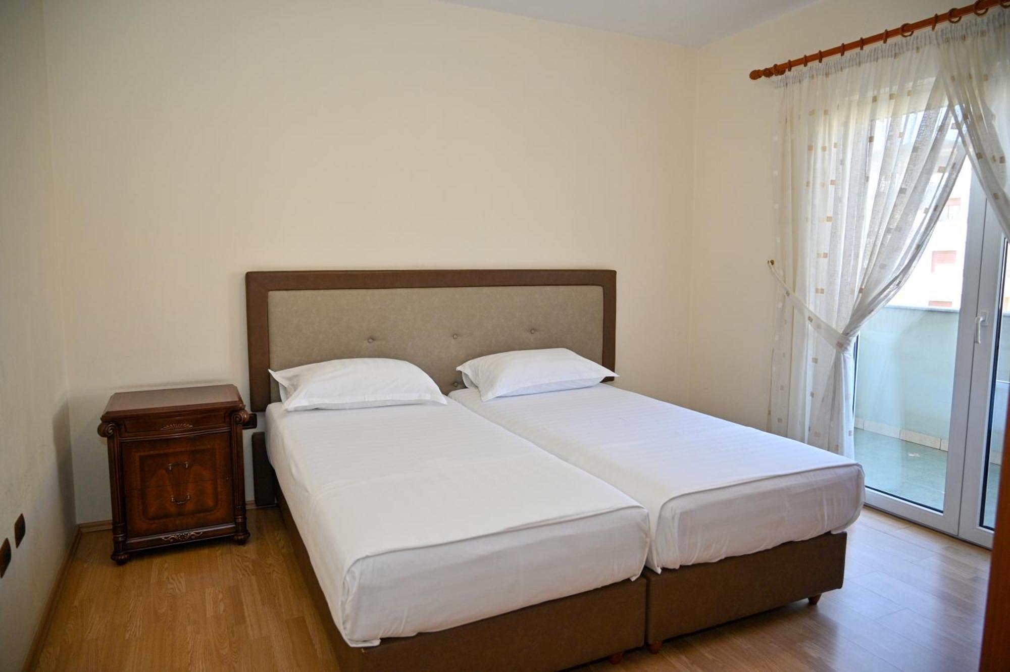 Hotel Vila Emes Durrës Rum bild