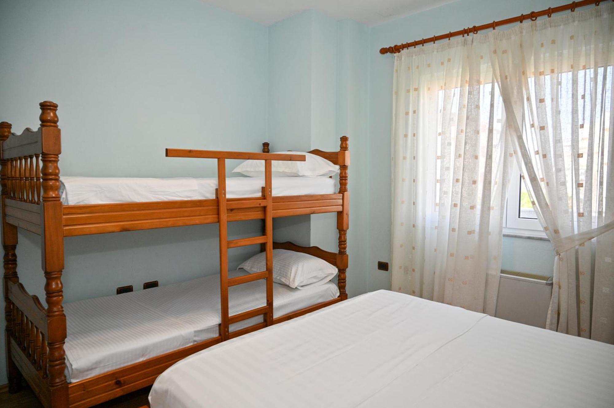 Hotel Vila Emes Durrës Rum bild