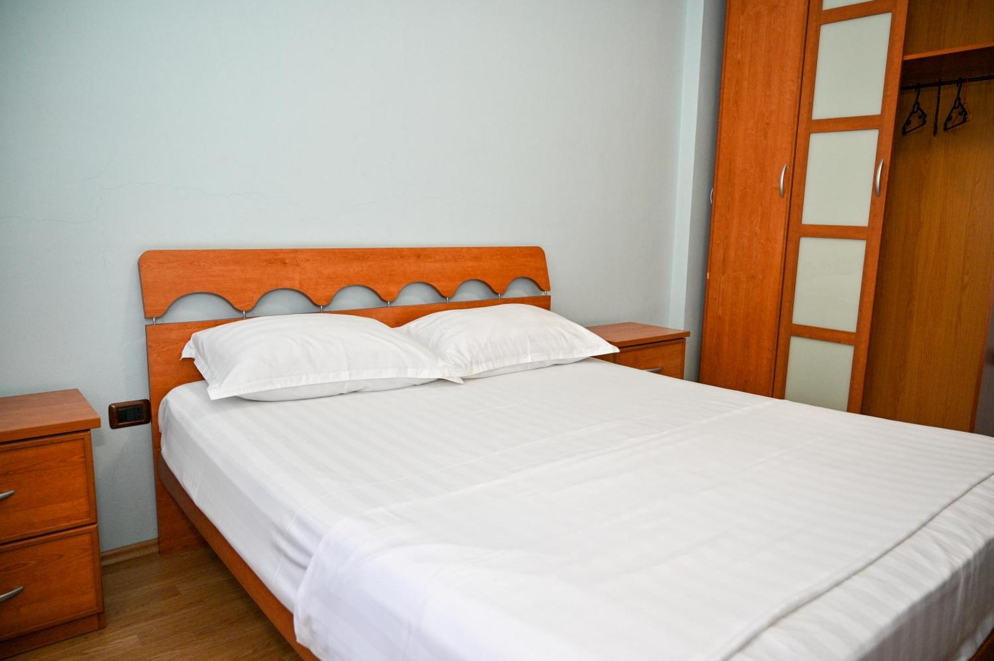 Hotel Vila Emes Durrës Exteriör bild