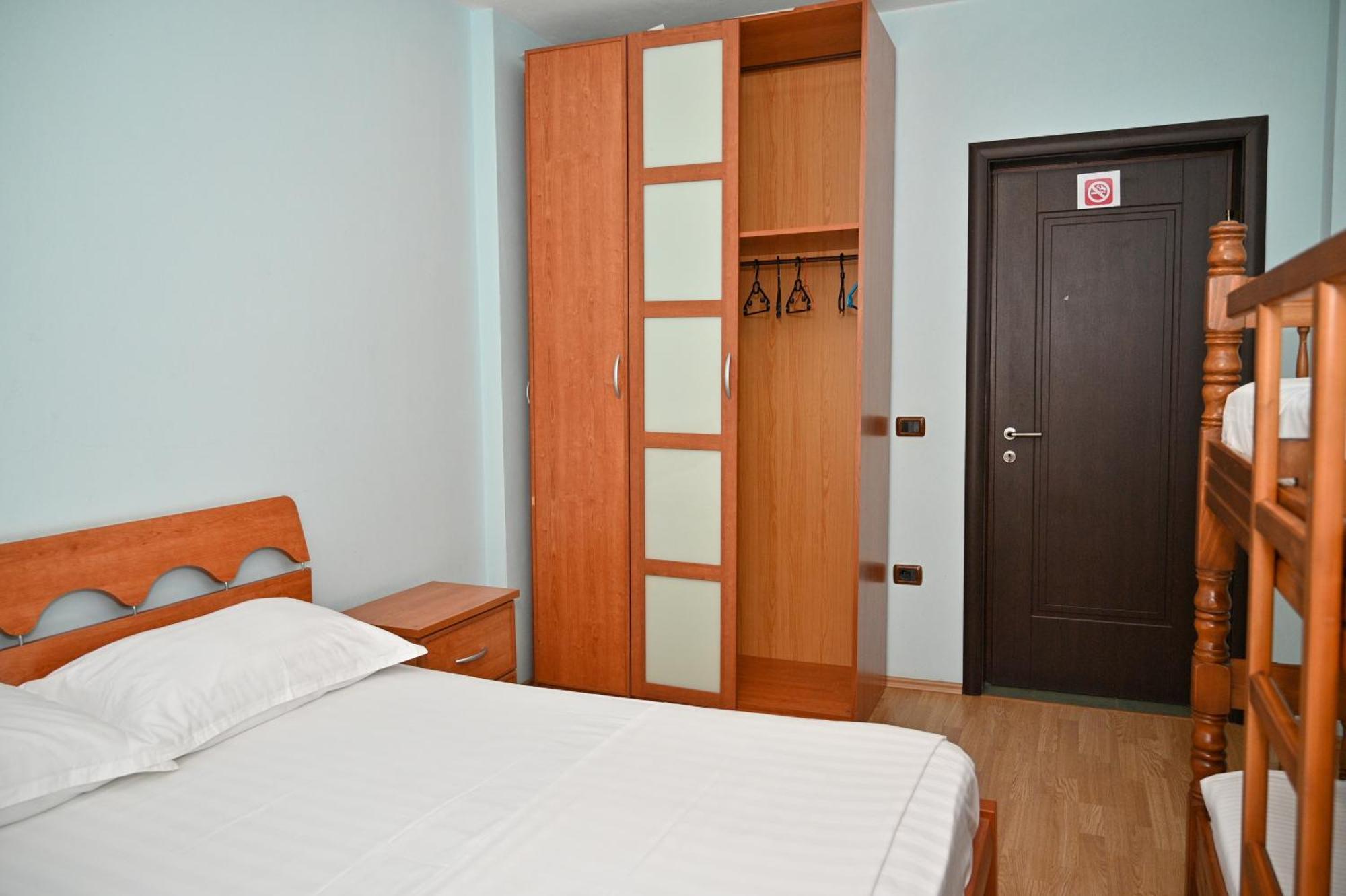 Hotel Vila Emes Durrës Rum bild