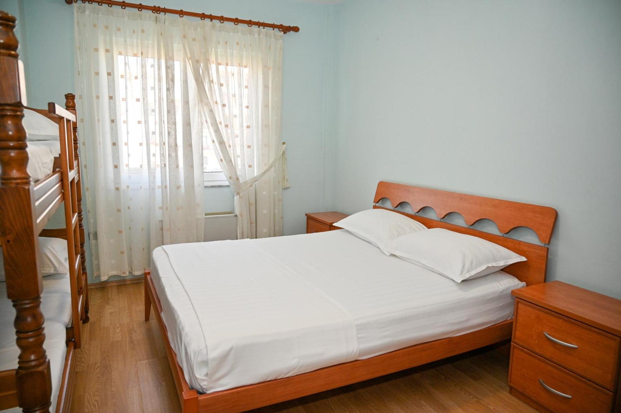 Hotel Vila Emes Durrës Exteriör bild