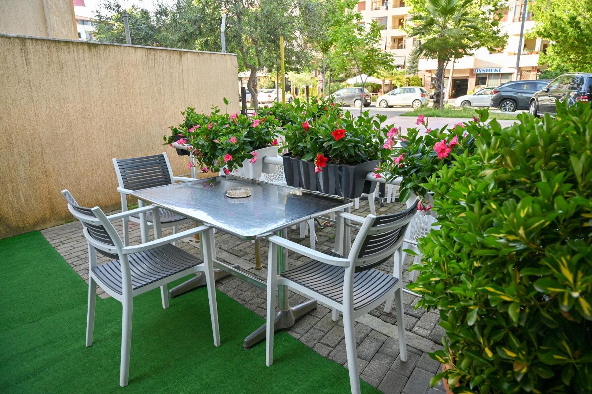 Hotel Vila Emes Durrës Exteriör bild